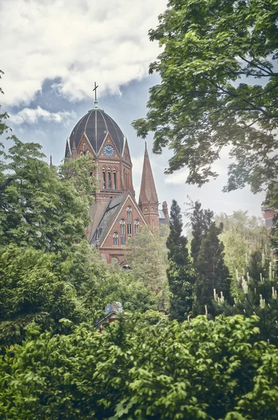 Krásný starý kostel vztahuje stromů — Stock fotografie