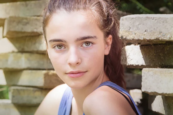 Retrato de cerca de una joven — Foto de Stock