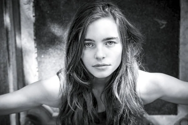 Retrato preto e branco de uma jovem mulher — Fotografia de Stock