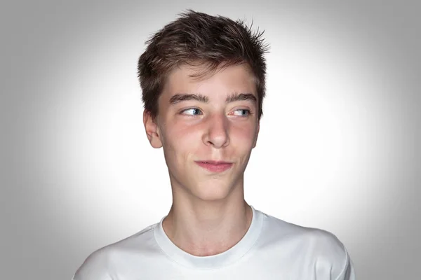 Portrait of a smiling young man with gray background — Stock Photo, Image