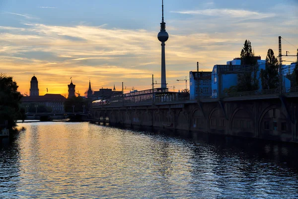 ベルリンのシュプレー川に沈む夕日 — ストック写真