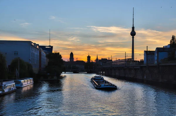 Por do sol sobre o rio Spree em Berlim — Fotografia de Stock