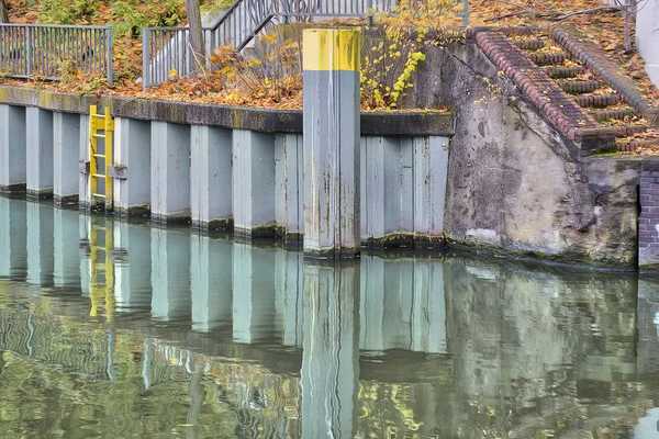 Rinforzo banca metallica specchiatura in acqua — Foto Stock