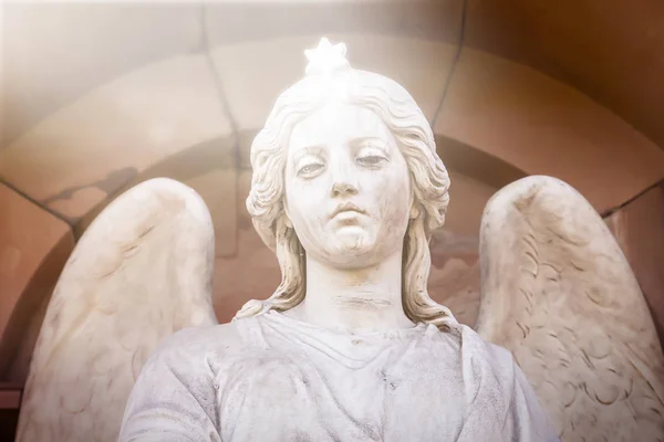 Mramorová socha anděla s hvězdou na hlavě — Stock fotografie
