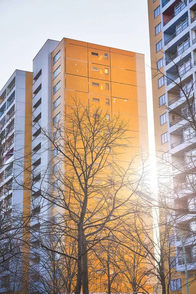 Wolkenkratzer in Berlin mit der Sonne im Hintergrund — Stockfoto