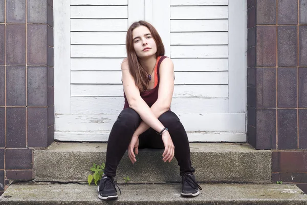 Portrait d'une jeune femme cool assise sur une marche — Photo