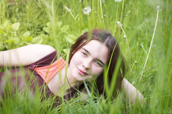 Retrato de una joven acostada en un prado — Foto de Stock