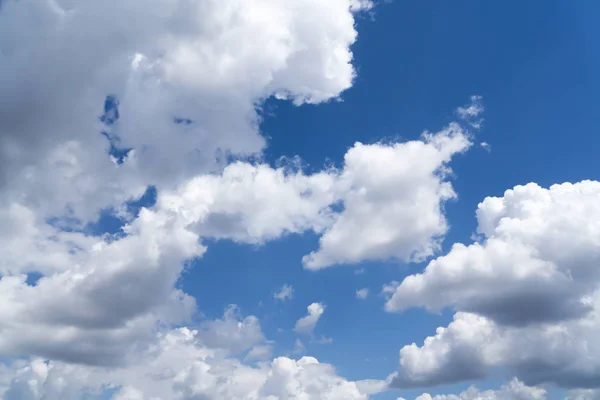 Cloudscape con cielo blu per sfondi — Foto Stock