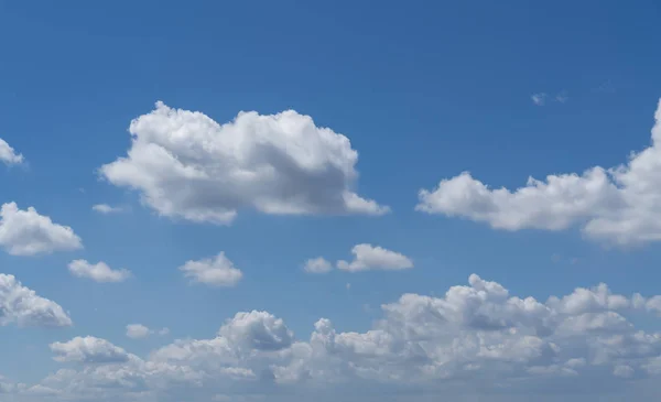 Awan dengan langit biru untuk latar belakang — Stok Foto