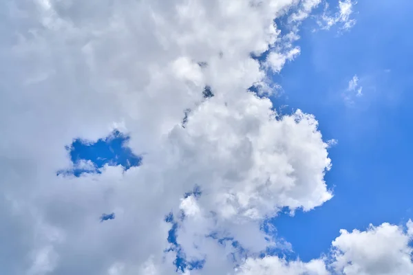 Cloudscape con cielo blu per sfondi — Foto Stock