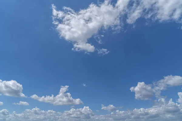 Cloudscape 푸른 하늘 배경으로 — 스톡 사진
