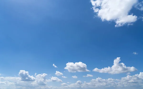 Cloudscape con cielo blu per sfondi — Foto Stock