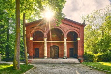 Güneşin arkasında bir parkta bir tapınak