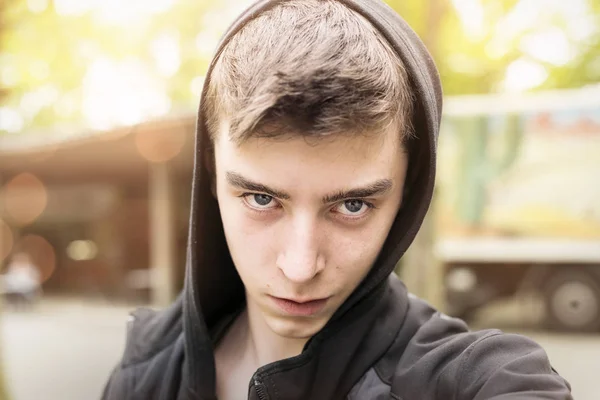 Portret van een koele kijken jonge man met hoodie — Stockfoto