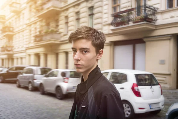 Portret van een jonge man op straat — Stockfoto