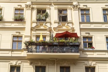 Eski Berlin ev balkon ve yaz aylarında güneş şemsiyeleri