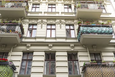 Berlin Kreuzberg balkonda ile güzel bir eski ev