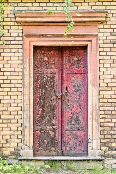 Entrada roja a una tumba vieja — Foto de Stock