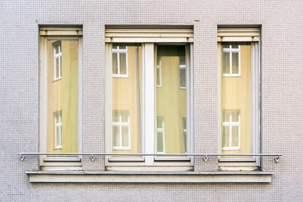 Betegelde gevel en venster met reflecties — Stockfoto