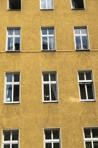 Simple yellow house facade in Berlin Kreuzberg — Stock Photo, Image