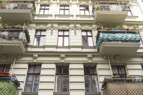 Hermosa casa antigua con balcones en Berlín Kreuzberg — Foto de Stock
