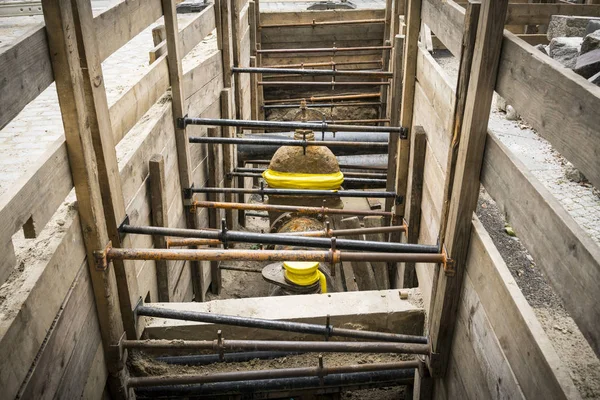 Berlin inşaat sitesi, koli bandı ile tamir borular