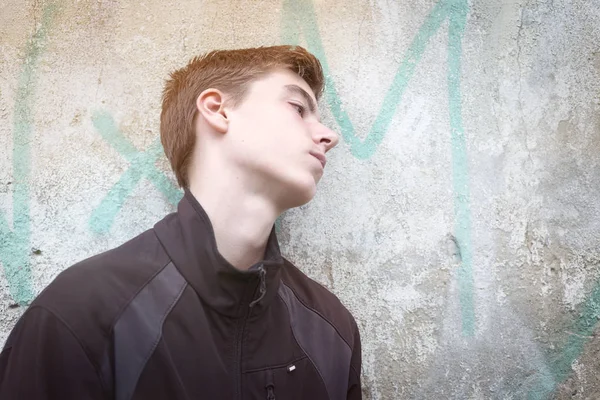 Portrait d'un jeune homme appuyé contre un mur — Photo