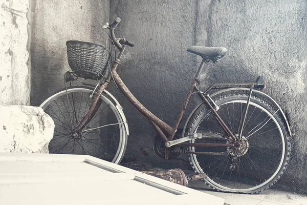 Bicicleta muito velha está em uma ruína — Fotografia de Stock