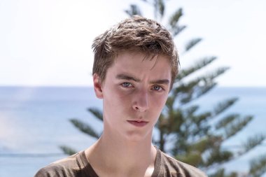 okyanusun içinde geçmiş olan genç bir adam portresi