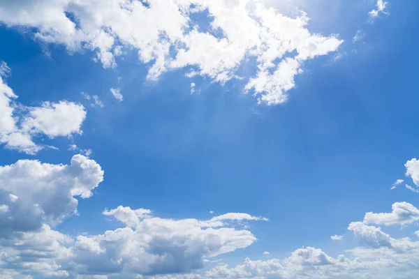 Cielo nuvoloso e blu per gli sfondi — Foto Stock