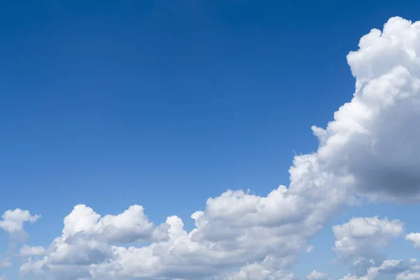 Awan dan langit biru untuk latar belakang — Stok Foto