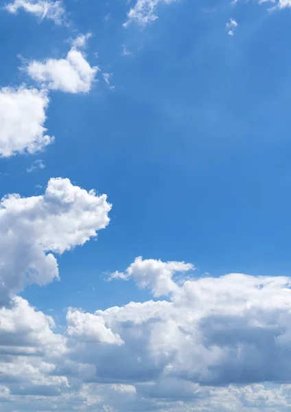 Cielo nuvoloso e blu per gli sfondi — Foto Stock