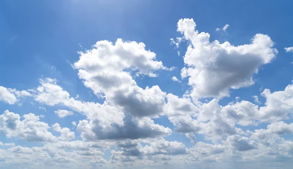 Cielo nuvoloso e blu per gli sfondi — Foto Stock