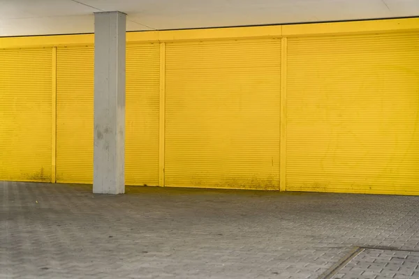 Желтые рольставни и тротуар для заднего плана и композитных — стоковое фото