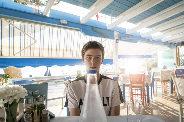 Joven en un restaurante griego — Foto de Stock