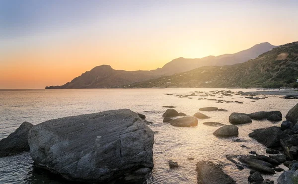 Por do sol sobre o mar grego em creta — Fotografia de Stock