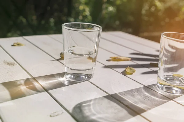 Zwei Gläser auf einem Tisch mit Herbstblättern — Stockfoto