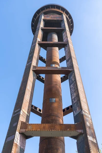 Eski paslı su kulesi ve açık mavi gökyüzü — Stok fotoğraf