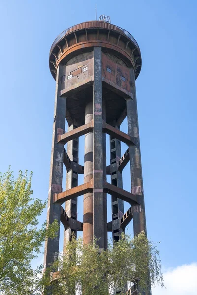 Velha torre de água enferrujada e céu azul claro — Fotografia de Stock