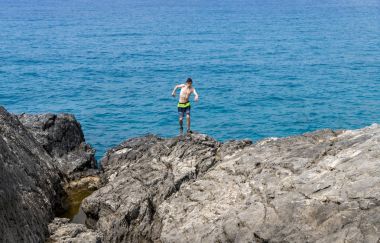 genç adam dengesiz getting bir uçurumun üzerinde