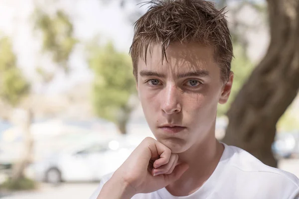 Retrato de un joven con el puño en la barbilla — Foto de Stock