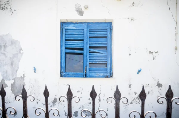 Velho azul grego obturador e cerca — Fotografia de Stock