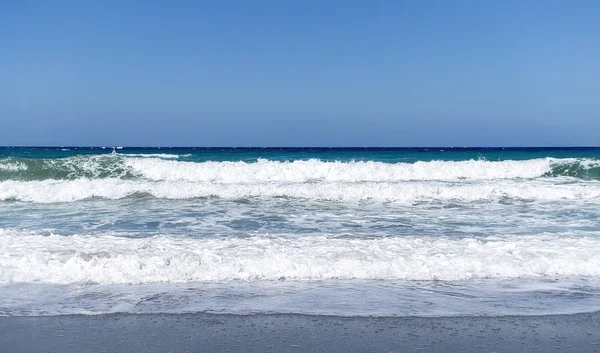 Ocean landscape with big waves and clear sky — Stock Photo, Image