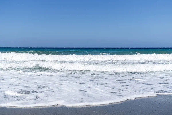 Meereslandschaft mit großen Wellen und klarem Himmel — Stockfoto