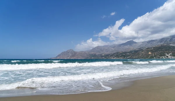 与海浪和山脉的风景, 克里特岛希腊 — 图库照片