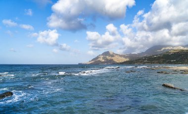 Yunan manzara okyanus, dağlar ve dramatik gökyüzü
