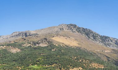 basit dağ ile açık mavi gökyüzü