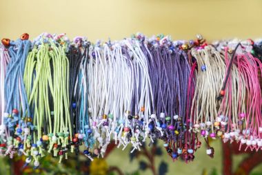 bir dükkanda farklı dostluk bilezik