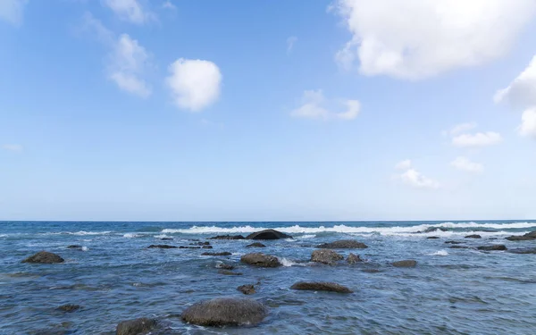 Meereslandschaft mit vielen Felsen — Stockfoto