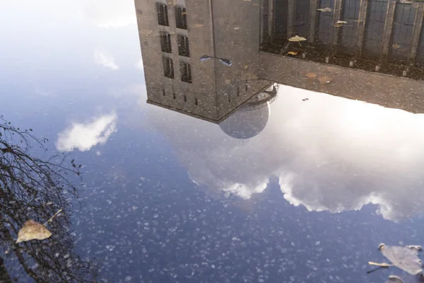 Reflexão Edifício Uma Poça Com Folhas Outono — Fotografia de Stock